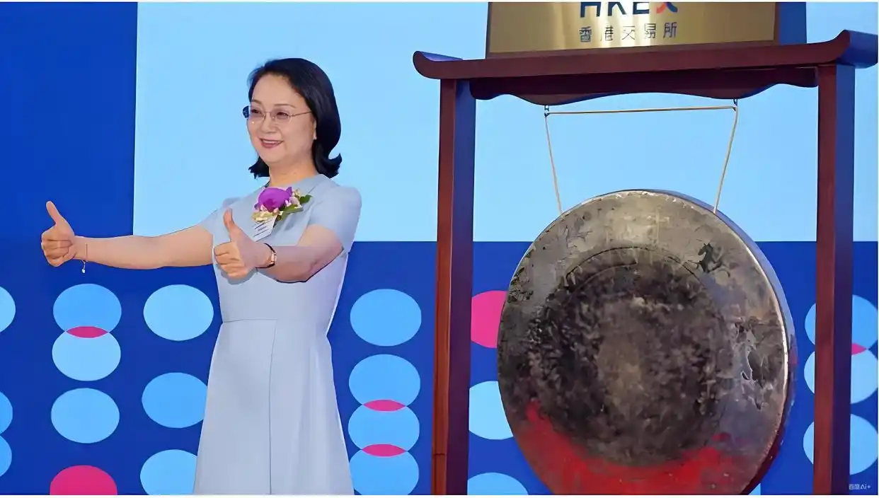 放弃教师铁饭碗，她用30年干成中国女首富：财富1410亿，涨幅83%