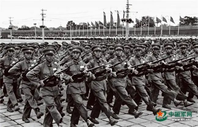 中国军队正步历史_正步训练的意义_阅兵队列整齐得像复制粘贴 有何秘诀