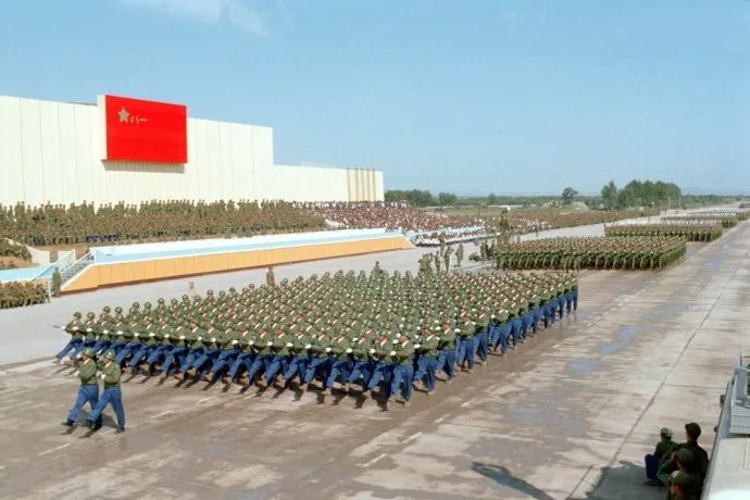 正步训练的意义_阅兵队列整齐得像复制粘贴 有何秘诀_中国军队正步历史