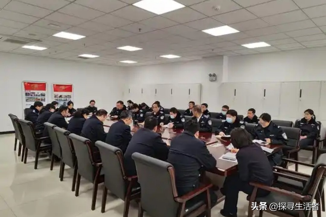 湖南都市晚间新闻持枪抢劫屈_株洲3月8日持枪抢劫案_湖南南苑房地产公司抢劫案