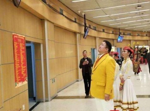 春晚钉子户冯巩_春晚笑脸哥是谁_冯巩春晚缺席