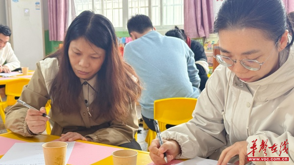 幼儿园小班家长会 家园携手共育 幼儿适应期教育_幼儿园室内互动小游戏