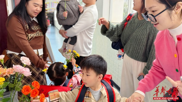 幼儿园室内互动小游戏_幼儿园小班家长会 家园携手共育 幼儿适应期教育