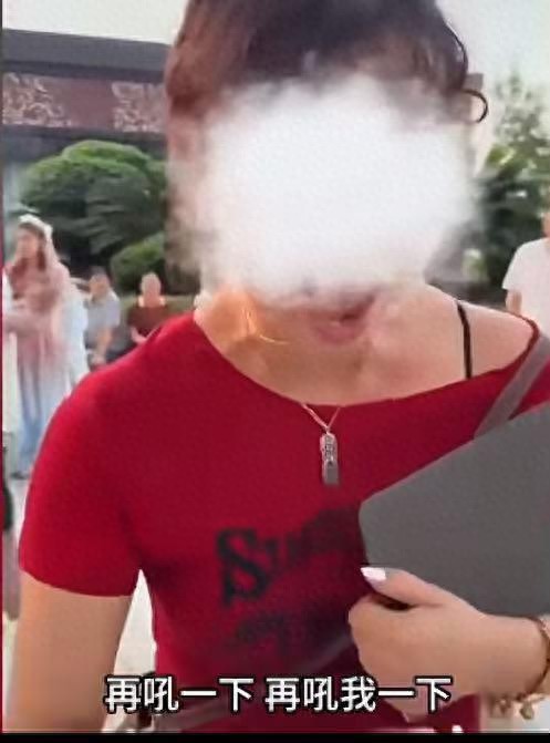 洪崖洞红衣女子强迫拍照事件_重庆洪崖洞在哪里_重庆洪崖洞旅游市场管理