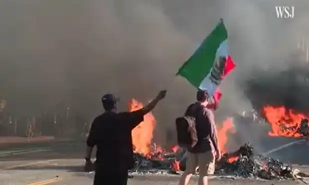 美移民执法人员“碰瓷”抓人遭围堵_白宫米勒ICE驱逐移民行动_ICE特工逮捕策略特朗普政府移民政策