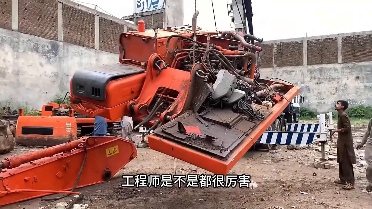 挖掘机拆卸过程_挖掘机发动机底盘拉出_挖土机图片大全
