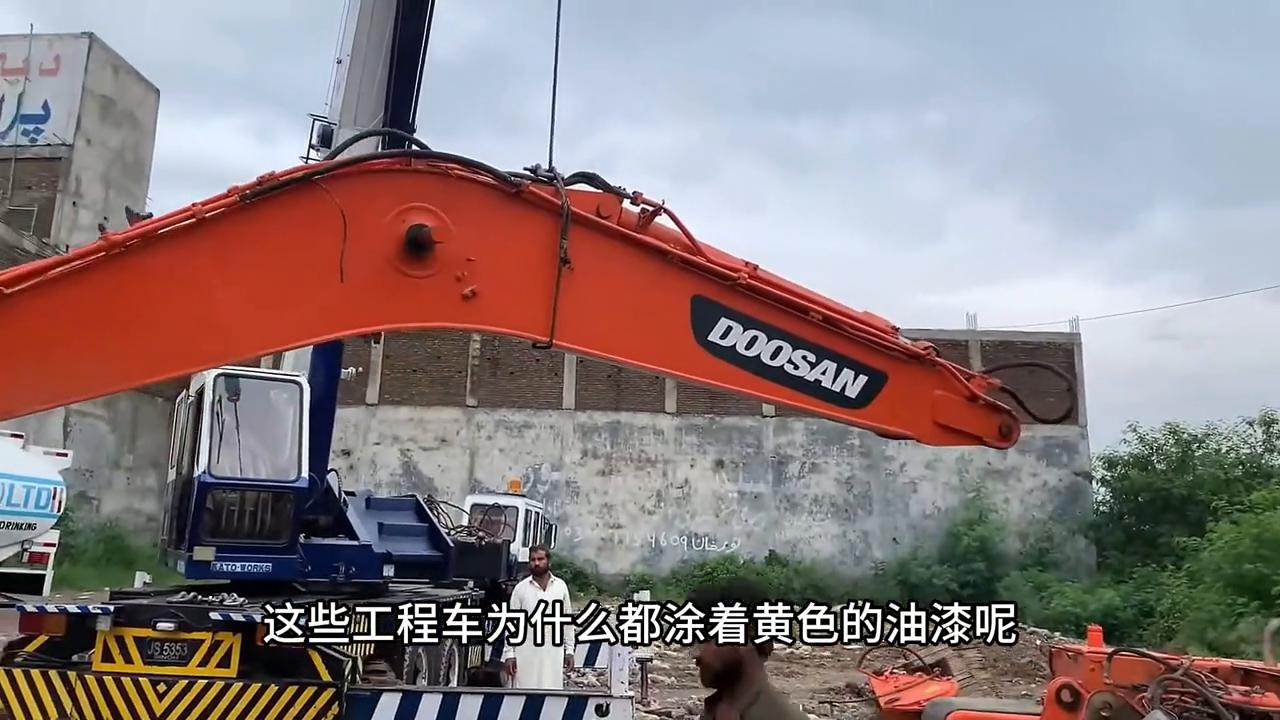 挖土机图片大全_挖掘机发动机底盘拉出_挖掘机拆卸过程