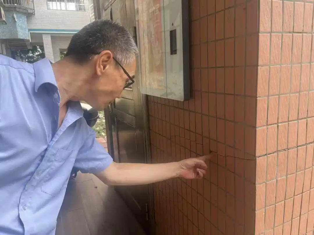 加装电梯桩基下沉_电梯加装房屋开裂_小区楼栋深夜发生沉降 当地通报