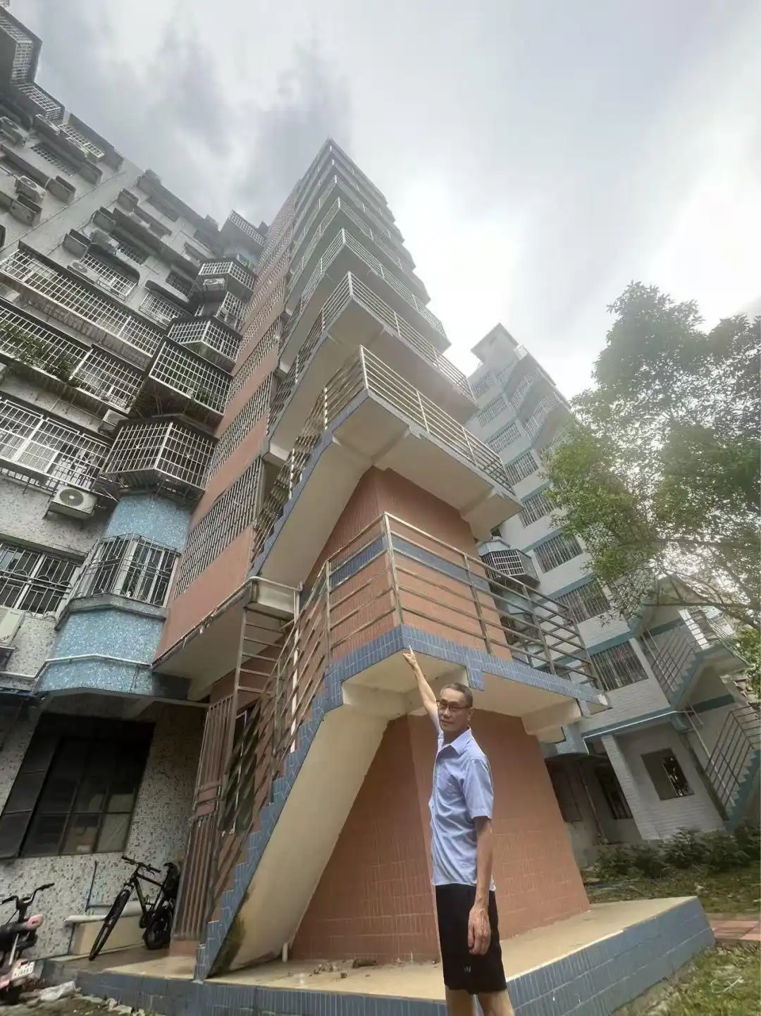 小区楼栋深夜发生沉降 当地通报_加装电梯桩基下沉_电梯加装房屋开裂