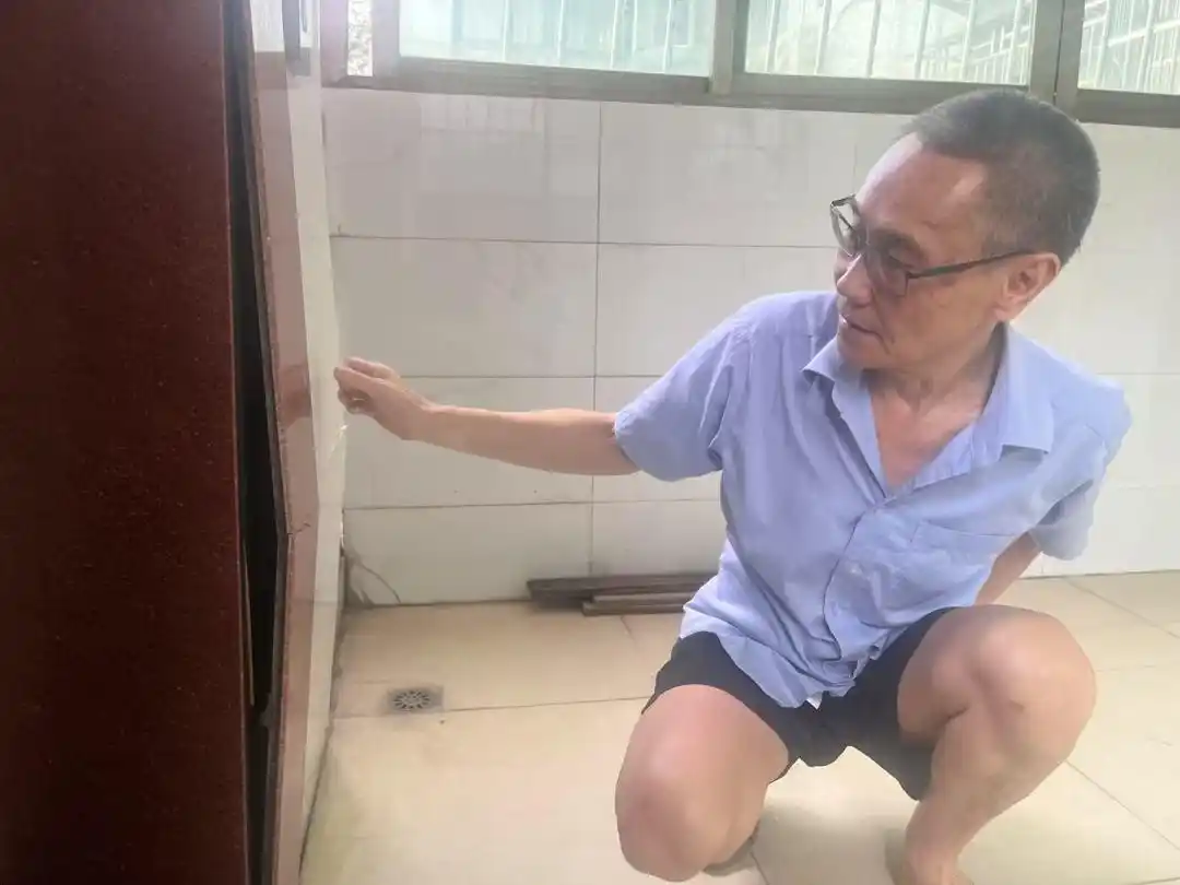 电梯加装房屋开裂_小区楼栋深夜发生沉降 当地通报_加装电梯桩基下沉