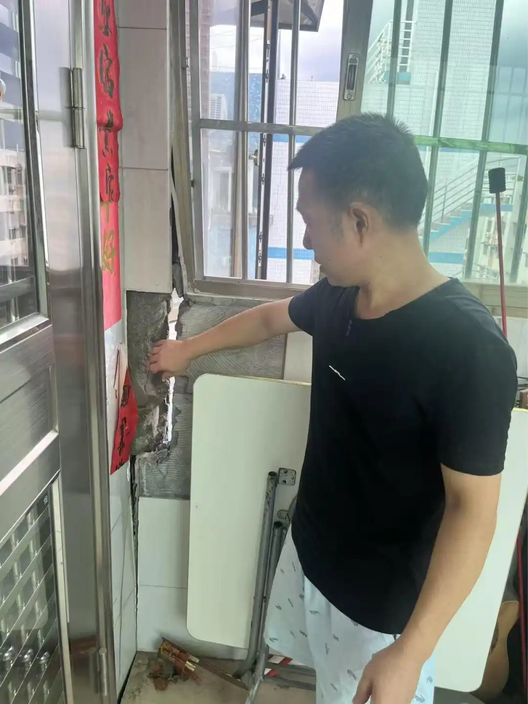 小区楼栋深夜发生沉降 当地通报_电梯加装房屋开裂_加装电梯桩基下沉