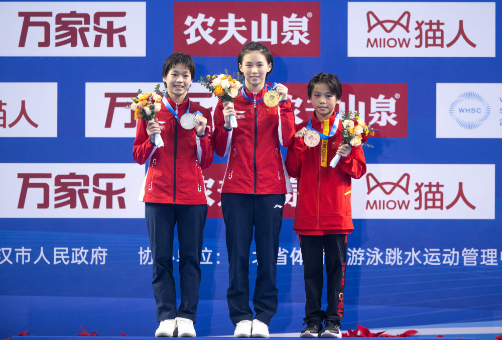 何冲怒斥饭圈文化影响运动员成长_全红婵回应复出夺冠：我真棒_2023年全国跳水锦标赛陈芋汐全红婵裁判争议