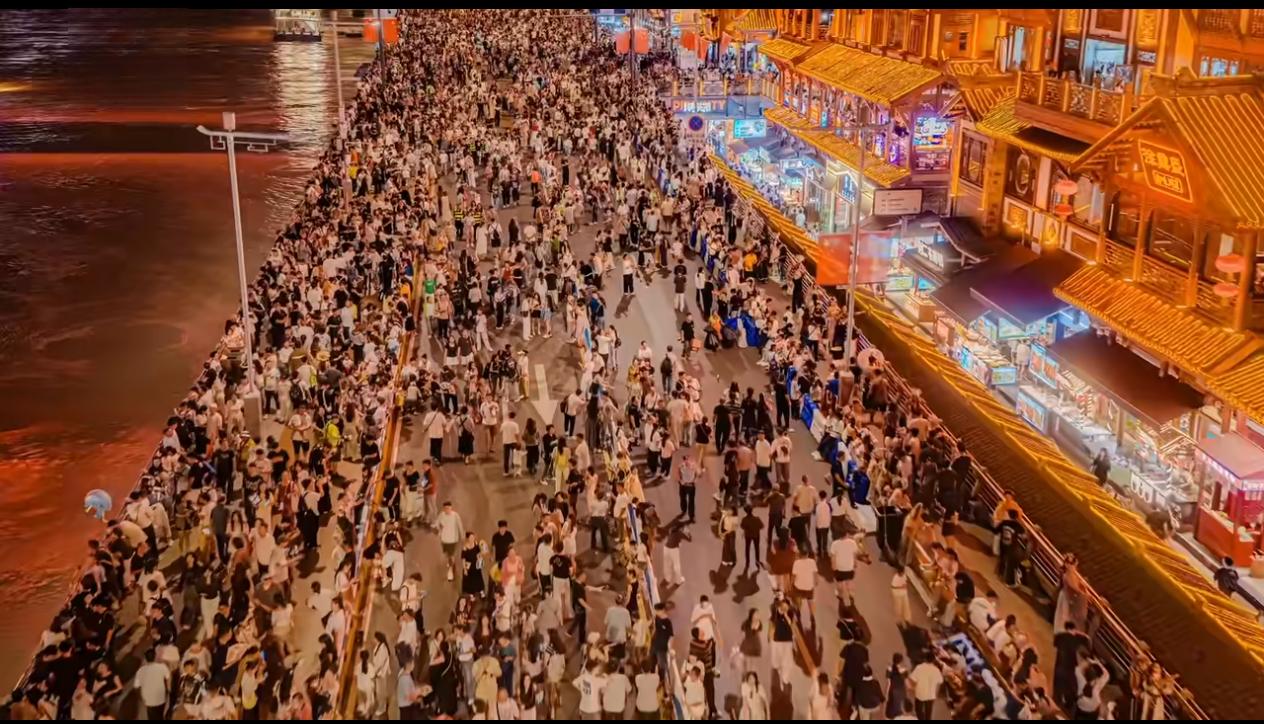 洪崖洞中秋国庆灯光秀_重庆洪崖洞在哪里_洪崖洞国庆假期人流拥挤