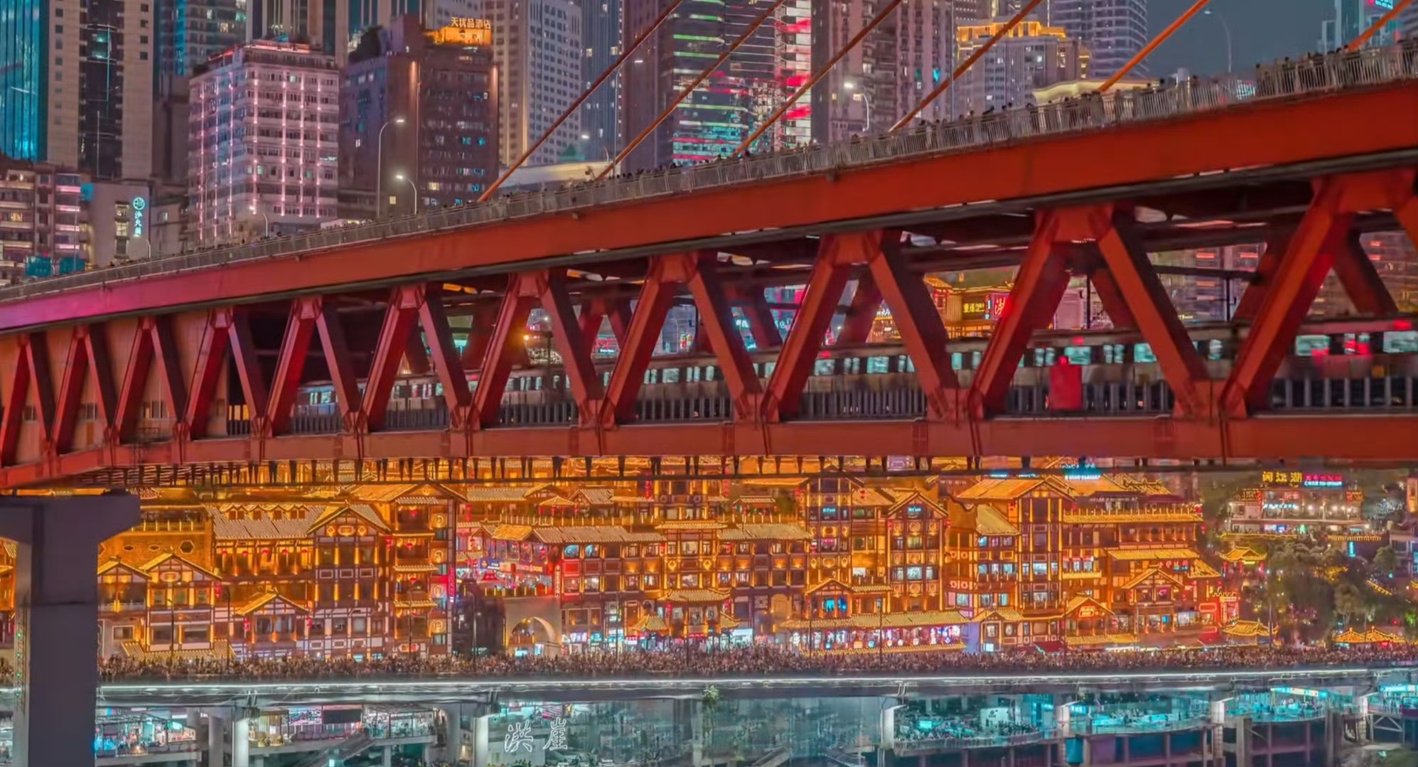 洪崖洞中秋国庆灯光秀_洪崖洞国庆假期人流拥挤_重庆洪崖洞在哪里