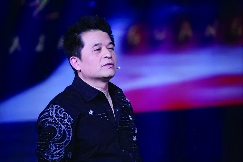 毕福剑与众星光大道歌手疯玩！穿百元衣站c位，挺大肚腩牙齿稀疏