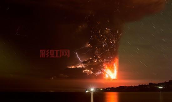 智利火山探秘:比亚里卡与卡尔布科火山的活跃现象