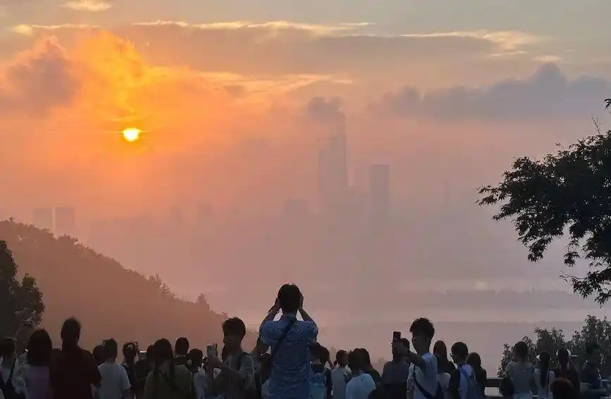凌晨3点为游客开门！岳麓山顶看日出火了