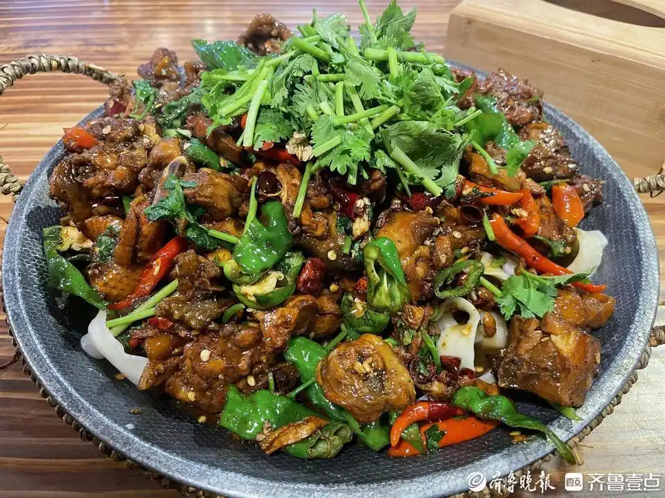 枣庄辣子鸡正宗做法_枣庄孙枝鸡养殖基地_枣庄辣子鸡月饼火了