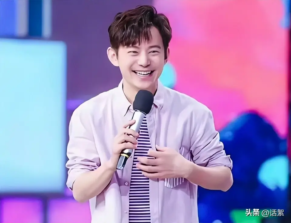 何炅回应衰老焦虑：准备再干三四十年_何炅害怕衰老的焦虑_何炅三十年主持生涯回顾
