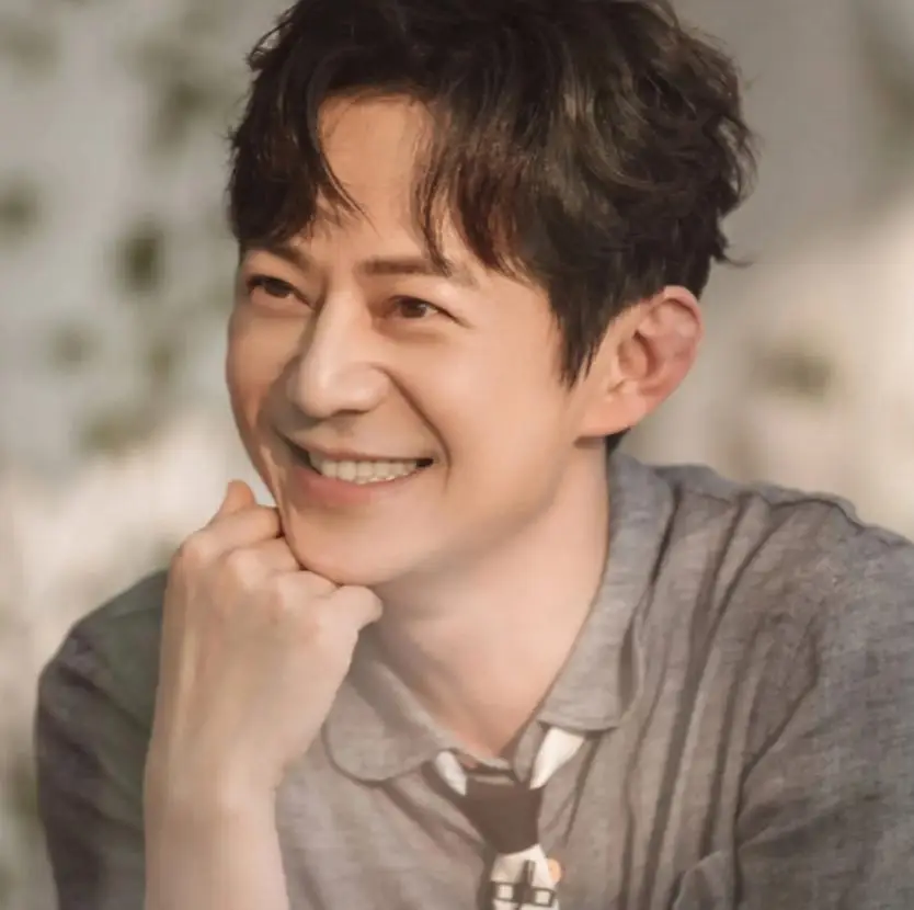 何炅回应衰老焦虑:准备再干三四十年_何炅变老_何炅中年困境