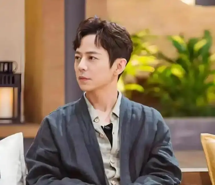 何炅回应衰老焦虑:准备再干三四十年_何炅中年困境_何炅变老