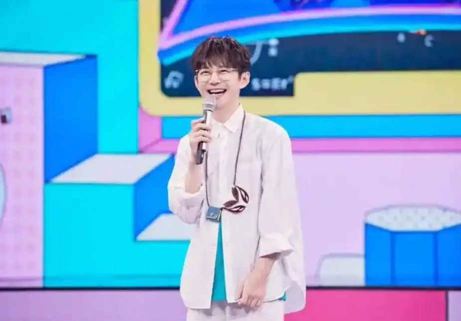 何炅回应衰老焦虑:准备再干三四十年_何炅变老_何炅中年困境