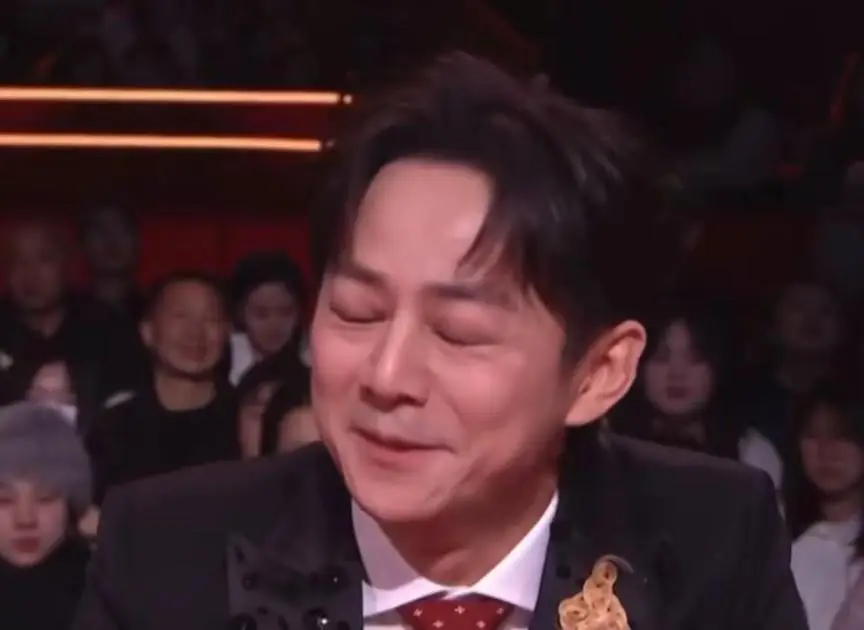 何炅回应衰老焦虑:准备再干三四十年_何炅中年困境_何炅变老