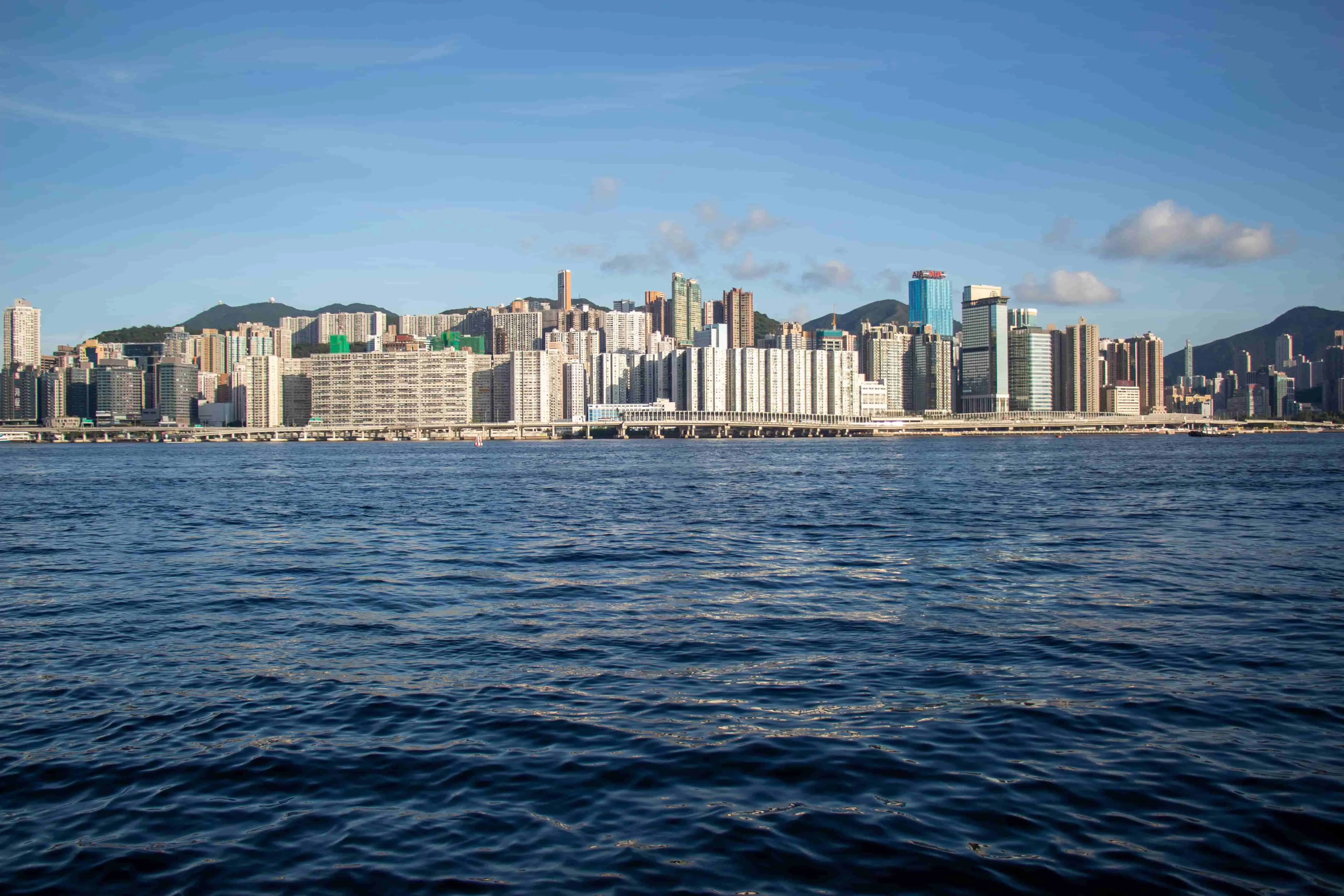 如何在手机上玩电脑游戏：四种实用方法介绍