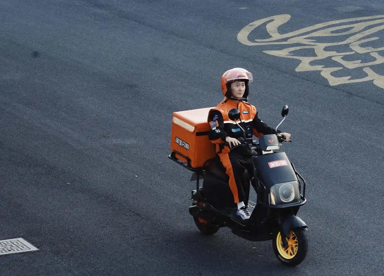 饿了么骑士服升级_淘宝闪购骑士保障体系_饿了么骑手已更换橙黑新工服