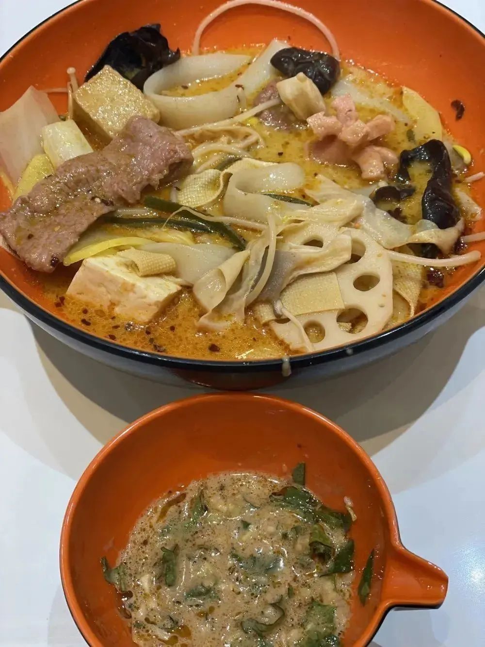 张亮麻辣烫没张亮了_张亮麻辣烫成都店实地探访_张亮麻辣烫称重去皮是否去皮