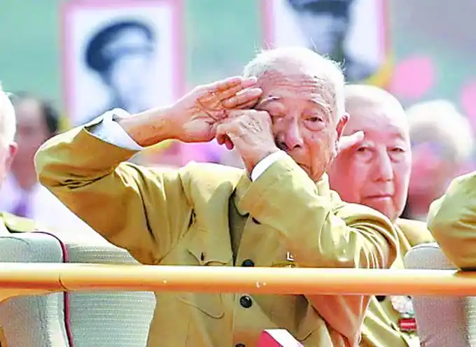 国庆典礼老兵拭泪敬礼感动无数网友！关茂林：军礼是替战友们敬的