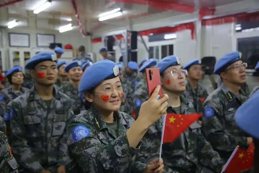 抗战老兵观看阅兵盛况_阅兵直播老兵爱国情怀_阅兵时敬礼的老兵曾在开国大典站岗