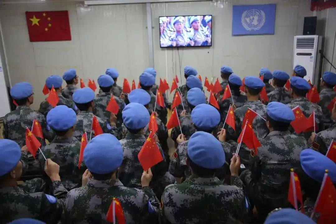 阅兵时敬礼的老兵曾在开国大典站岗_抗战老兵观看阅兵盛况_阅兵直播老兵爱国情怀