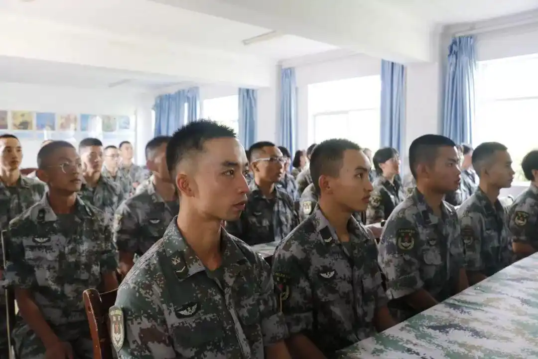 抗战老兵观看阅兵盛况_阅兵直播老兵爱国情怀_阅兵时敬礼的老兵曾在开国大典站岗