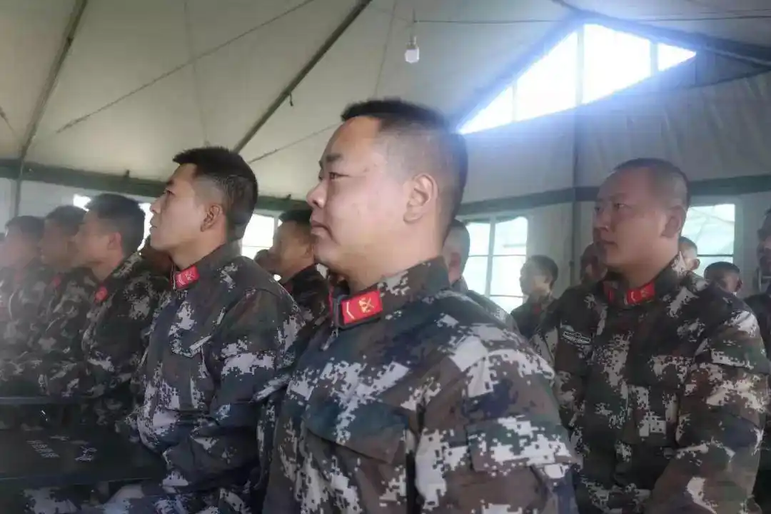阅兵直播老兵爱国情怀_抗战老兵观看阅兵盛况_阅兵时敬礼的老兵曾在开国大典站岗
