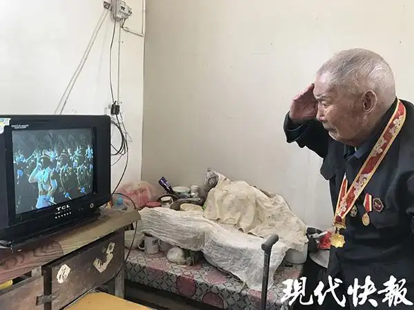 90岁老兵电视机前向天安门敬礼 曾参加过开国大典