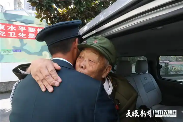 「天眼头条」感动！两代阅兵人，一个中国梦！相距70年，两代贵州兵如此相逢