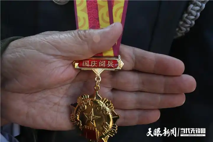 参加成都会战解放海南岛老兵_91岁老兵开国大典阅兵_阅兵时敬礼的老兵曾在开国大典站岗