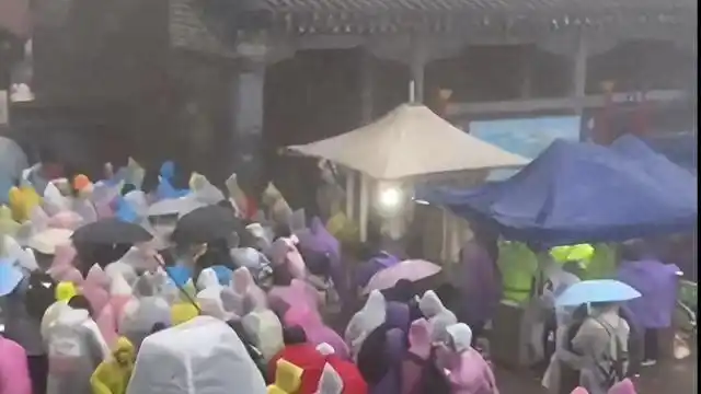 大量游客在泰山突遇降雨大风，厕所挤满过夜的人！泰山山顶宾馆提供99元坐席过夜