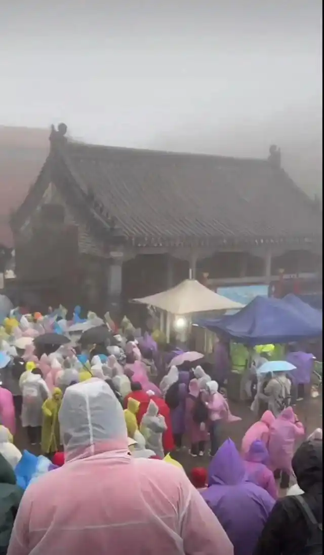 泰山山顶雨夜住宿价格_泰山连日降雨大风游客被迫躲厕所_国庆期间泰山下雨游客避雨攻略