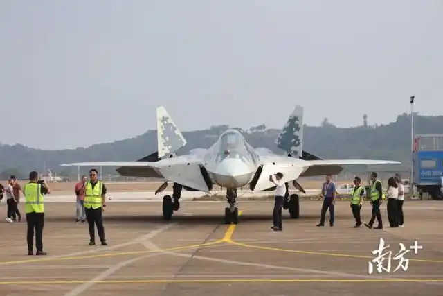 歼-35A战机亮相珠海航展_歼-35与歼-35a机库首度公开_中国新型隐形战机歼-35A