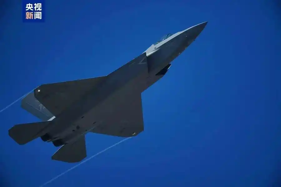 歼-35与歼-35a机库首度公开_中国新型隐形战机歼-35A_歼-35A战机亮相珠海航展