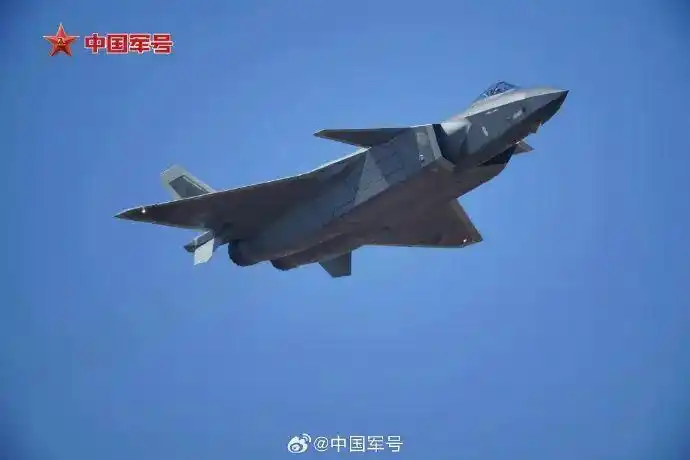 中国新型隐形战机歼-35A_歼-35与歼-35a机库首度公开_歼-35A战机亮相珠海航展