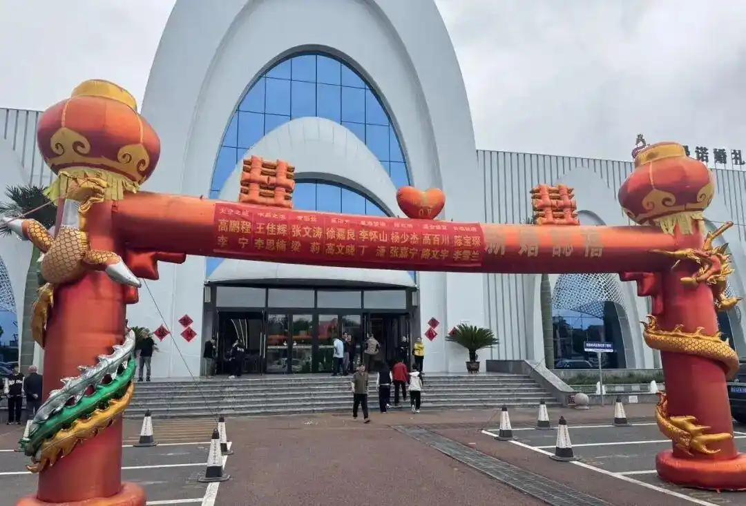 山东一酒店一天办8场婚礼，新人共用一个充气拱门，宾客感觉眼前一亮，酒店称免费提供：大家都想放前面，顺序不好协调