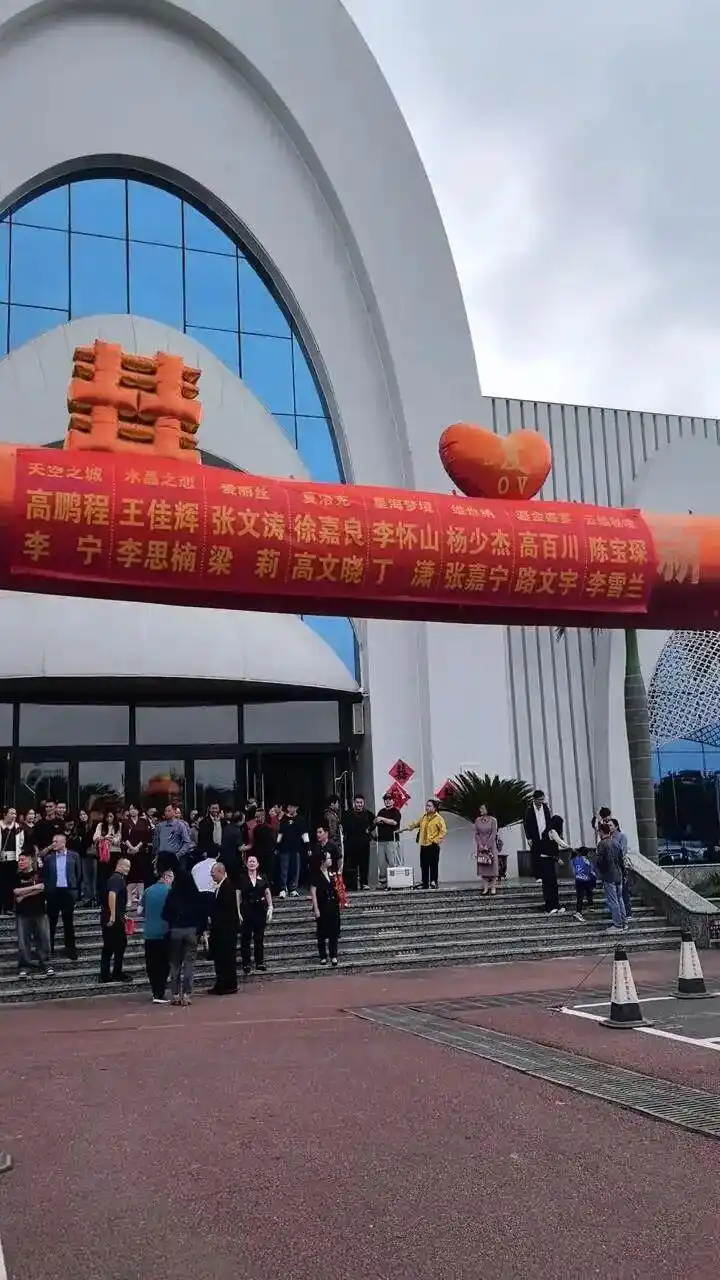 国庆假期8对新人心仪婚礼酒店共用一个充气拱门_山东潍坊婚礼酒店创新布置引发网友热议_酒店一天8场婚礼共用一个拱门