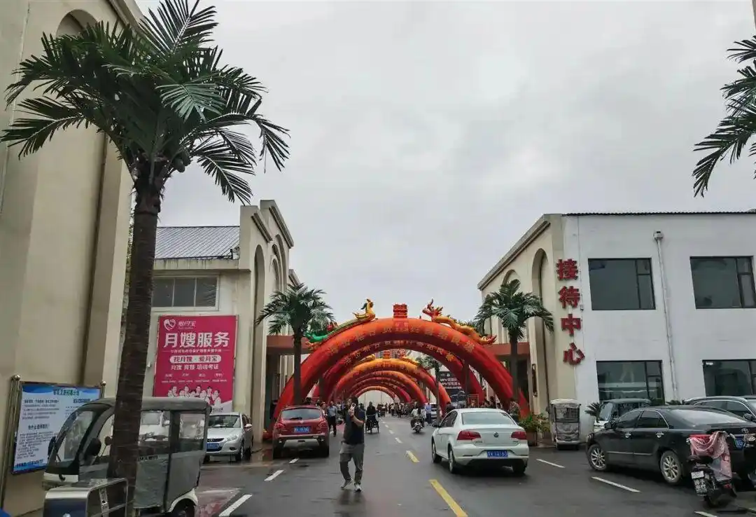 酒店一天8场婚礼共用一个拱门_山东潍坊婚礼酒店创新布置引发网友热议_国庆假期8对新人心仪婚礼酒店共用一个充气拱门