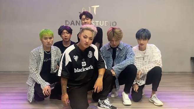 模仿名人直播带货_仿生人互联网致富_直播间如何抵挡“克隆人大军”