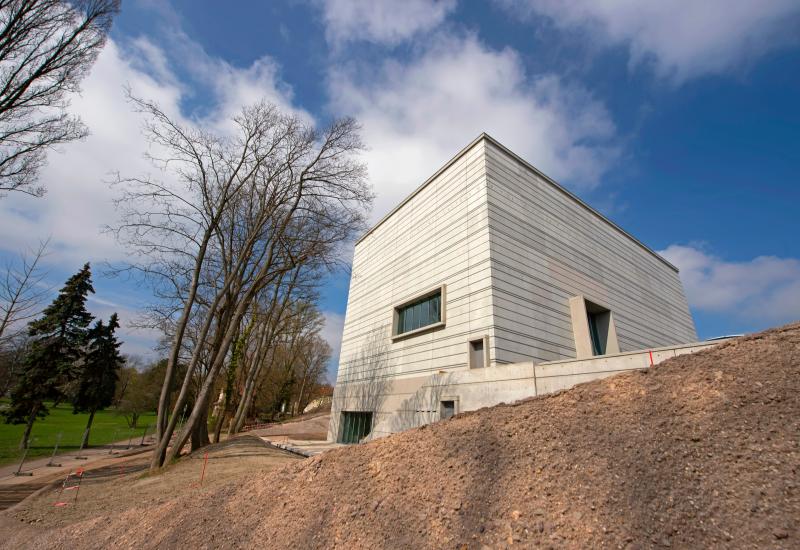 这座德国城市保留了被战火熏黑的砖石，与现代化的高楼大厦对话