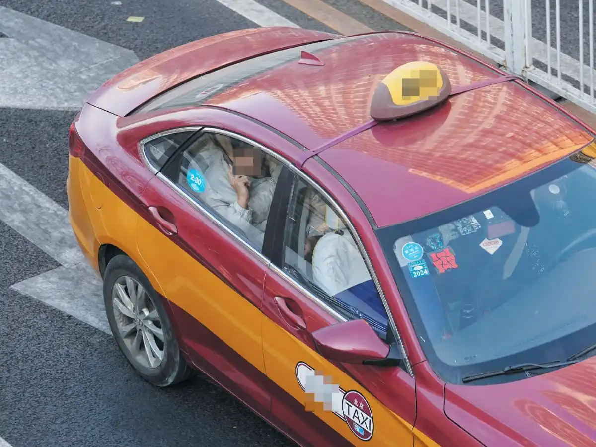 北京后排乘客不系安全带处罚_北京交警严查后排安全带_后排乘客不系安全带属违法