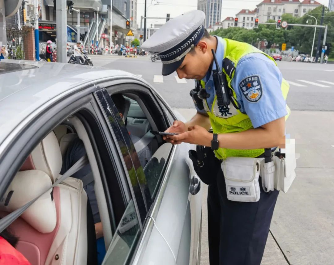 司机、乘客请注意！松江警方开展专项整治，上车别忘了这个动作→